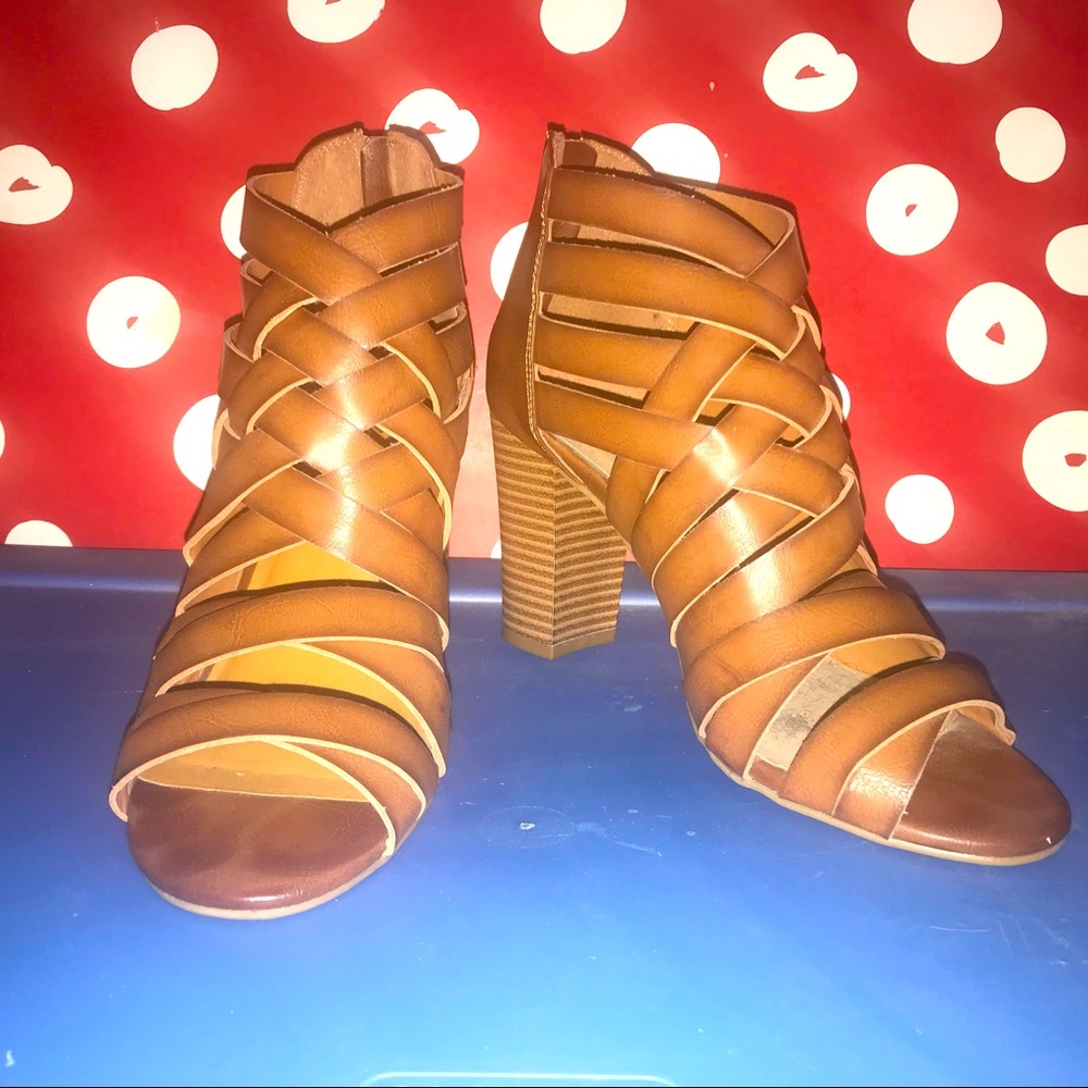 Daisy Fuentes Gladiator sandals ankle boot heels. Size 7M